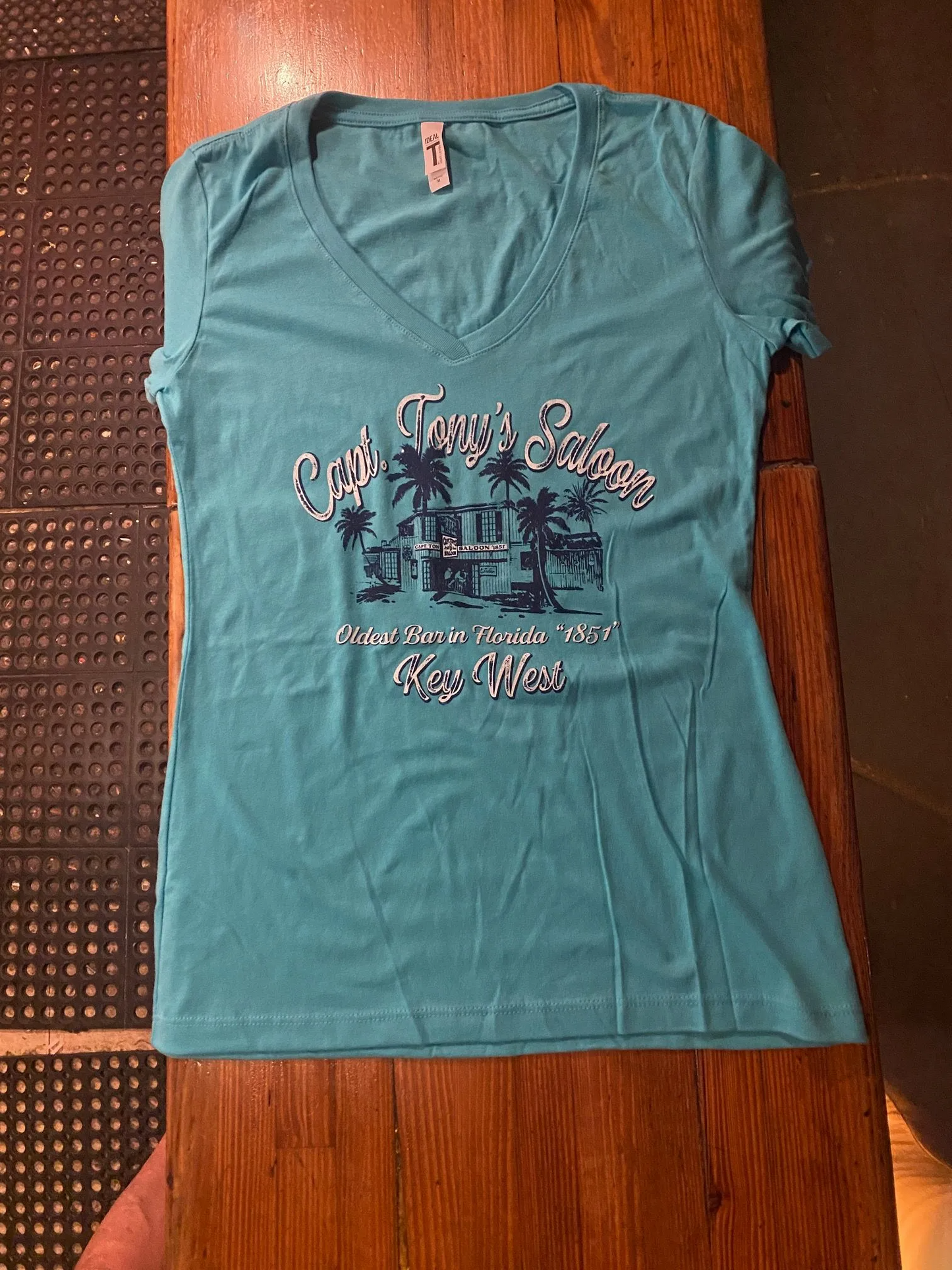 SALOON V-NECK