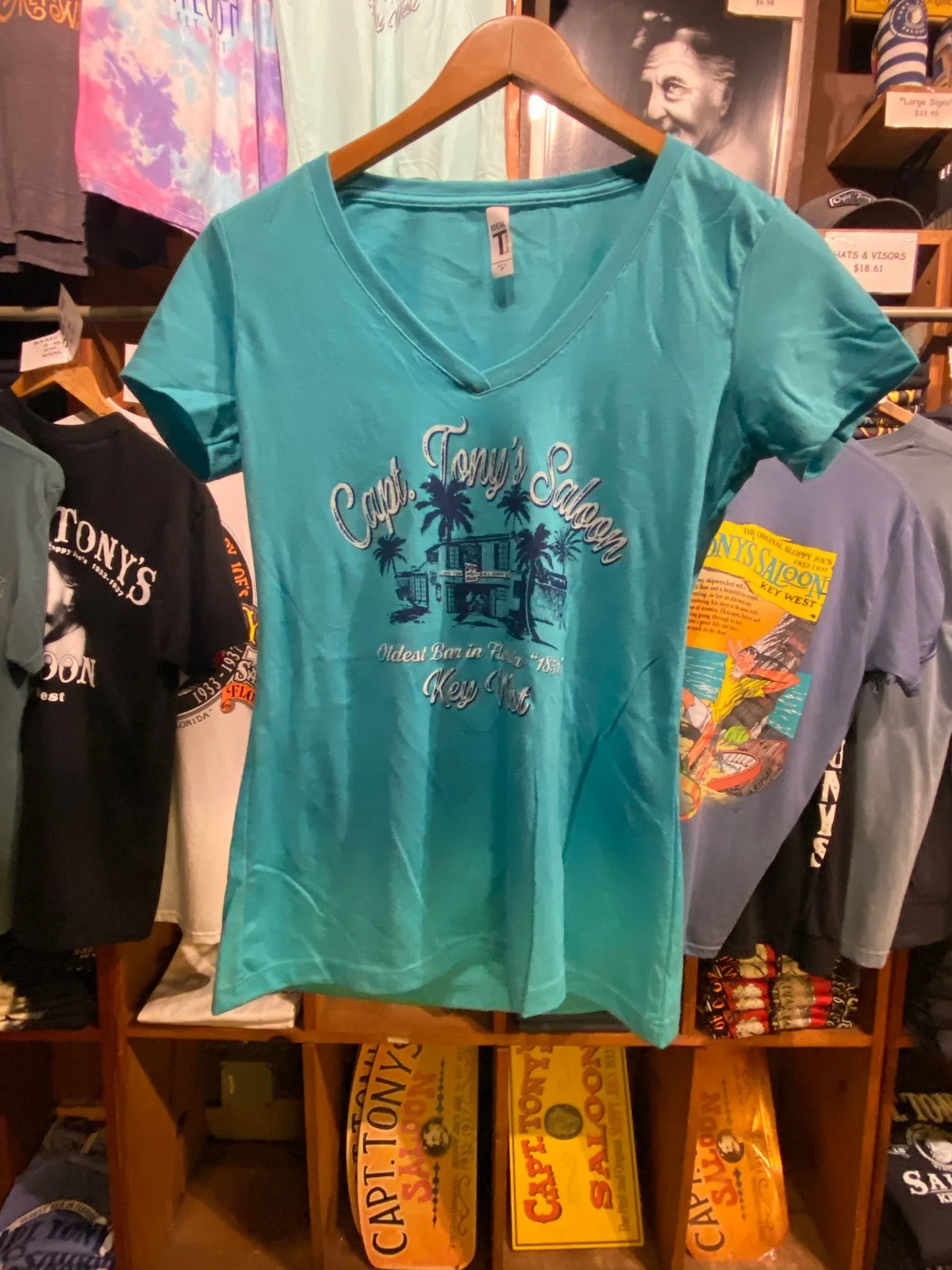 SALOON V-NECK